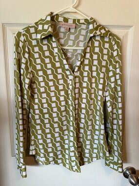 Philosophy Olive & White Geometric Button-Down Blouse